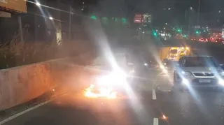 Imagem ilustrativa da imagem Carro pega fogo em via que liga Centro de Niterói a Icaraí