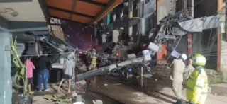 Imagem ilustrativa da imagem Bombeiros resgatam mulher seis horas após prédio desabar no Rio