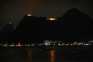 Imagem ilustrativa da imagem Nova iluminação do Forte do Pico e São Luiz em Niterói atrai cariocas
