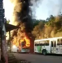 Imagem ilustrativa da imagem Ônibus e viaturas são incendiados após morte de traficante em Manaus