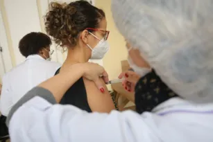 Imagem ilustrativa da imagem Adolescentes são vacinados contra Covid-19 na Ilha de Paquetá, no Rio