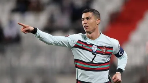 Imagem ilustrativa da imagem Besta enjaulada: CR7 marca dois gols e quebra três recordes na Eurocopa