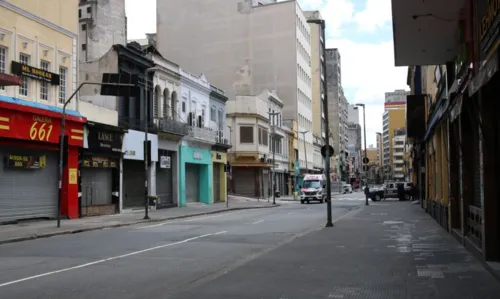 Comércio fechado na rua 25 de Março durante a quarentena.