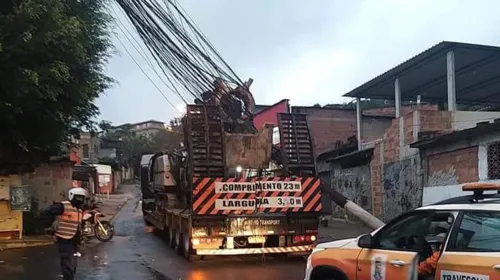 Imagem ilustrativa da imagem Carreta derruba poste e rua é interditada na Ititioca, em Niterói