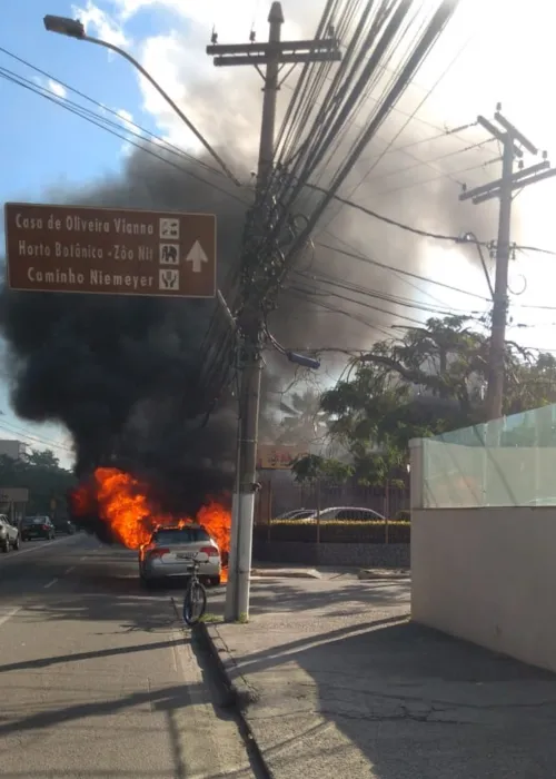 Imagem ilustrativa da imagem Carro pega fogo e gera engarrafamento na Alameda São Boaventura