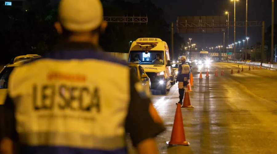 Imagem ilustrativa da imagem Operação Lei Seca aborda mais de 300 motoristas em via expressa do Rio