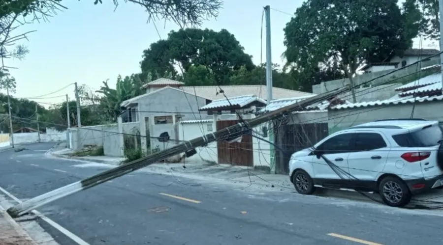Imagem ilustrativa da imagem Queda de poste interdita rua e deixa moradores sem energia em Maricá