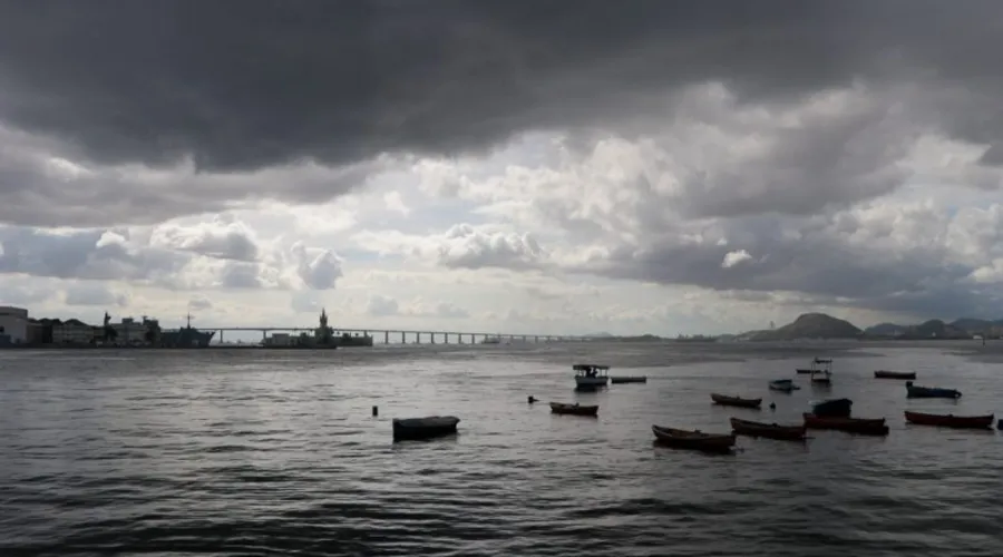 Imagem ilustrativa da imagem Temporal de despedida: réveillon com chuva em Niterói, SG e Maricá