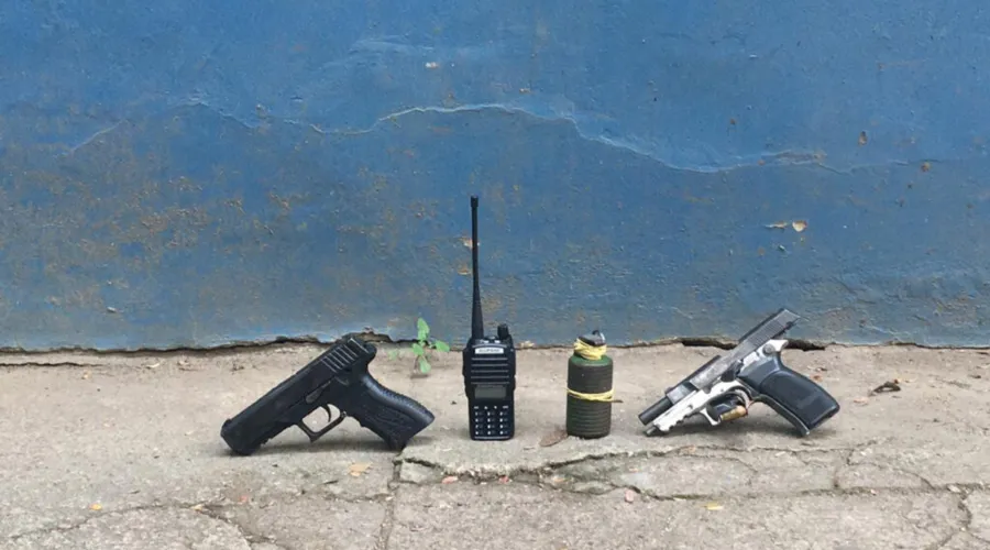 Imagem ilustrativa da imagem Presos com granada e pistolas no Santo Cristo, em Niterói