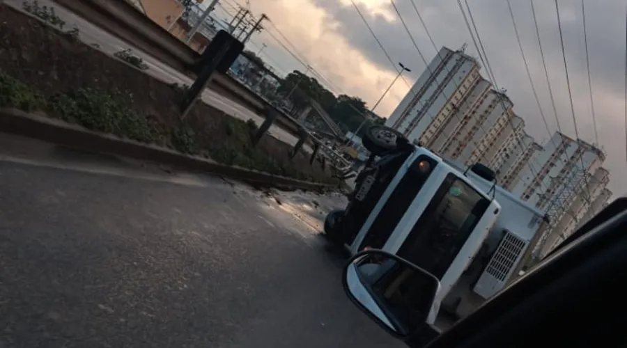 Imagem ilustrativa da imagem Caminhão atravessa pista e deixa quatro feridos em São Gonçalo