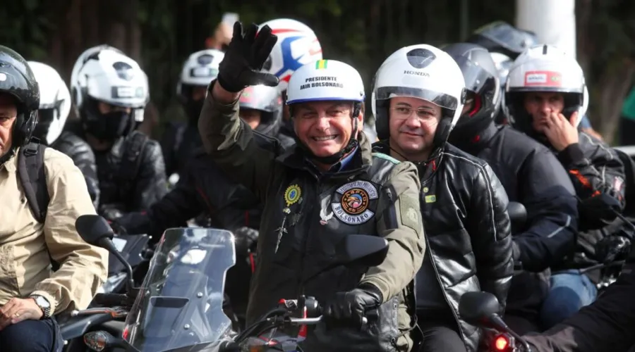 Imagem ilustrativa da imagem Bolsonaro participa de motociata com apoiadores em Porto Alegre