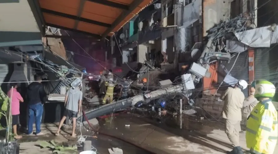 Imagem ilustrativa da imagem Bombeiros resgatam mulher seis horas após prédio desabar no Rio