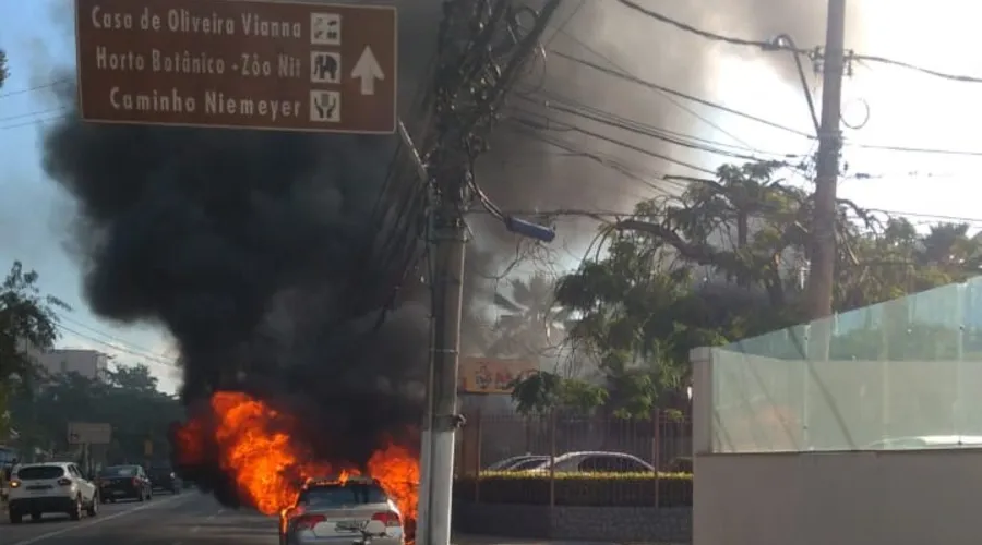 Imagem ilustrativa da imagem Carro pega fogo e gera engarrafamento na Alameda São Boaventura