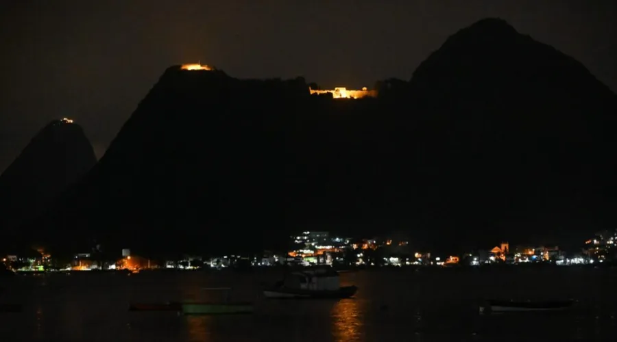 Imagem ilustrativa da imagem Nova iluminação do Forte do Pico e São Luiz em Niterói atrai cariocas