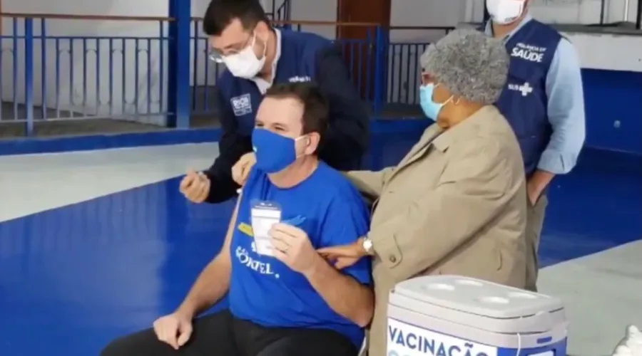 Imagem ilustrativa da imagem Prefeito Eduardo Paes é vacinado contra Covid-19 na quadra da Portela