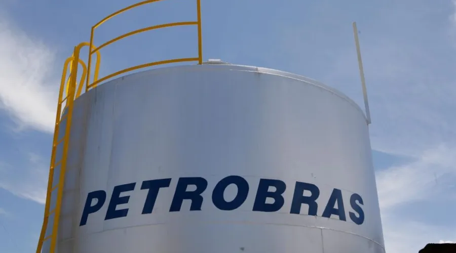 Imagem ilustrativa da imagem Petrobras reduz preço da gasolina em R$ 0,05 nas refinarias