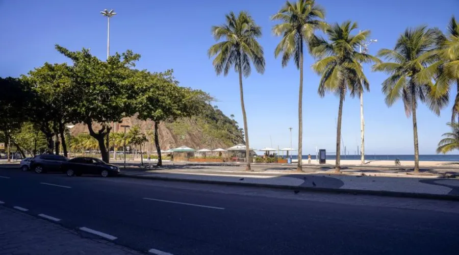 Rio de Janeiro amplia restrições em praias e limita o estacionamento na orla apenas para moradores da região.