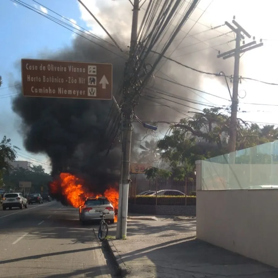 Imagem ilustrativa da imagem Carro pega fogo e gera engarrafamento na Alameda São Boaventura