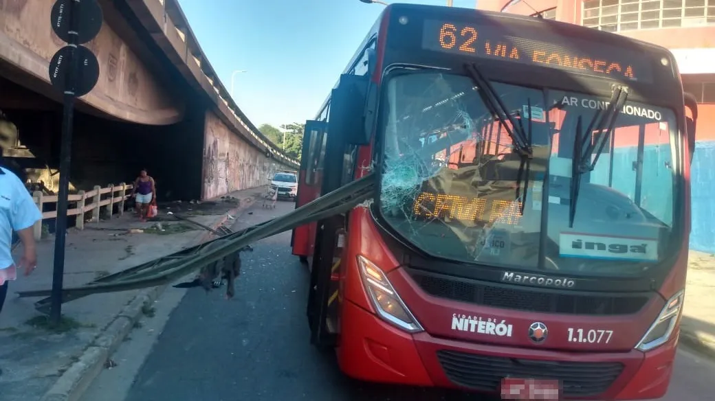 Imagem ilustrativa da imagem Barra de ferro atinge ônibus e deixa motorista ferido em Niterói