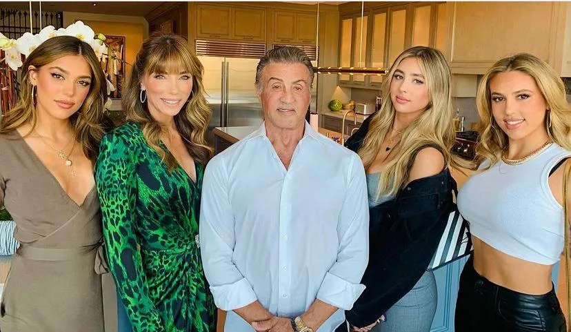 Imagem ilustrativa da imagem Sylvester Stallone celebra aniversário com a mulher e suas filhas