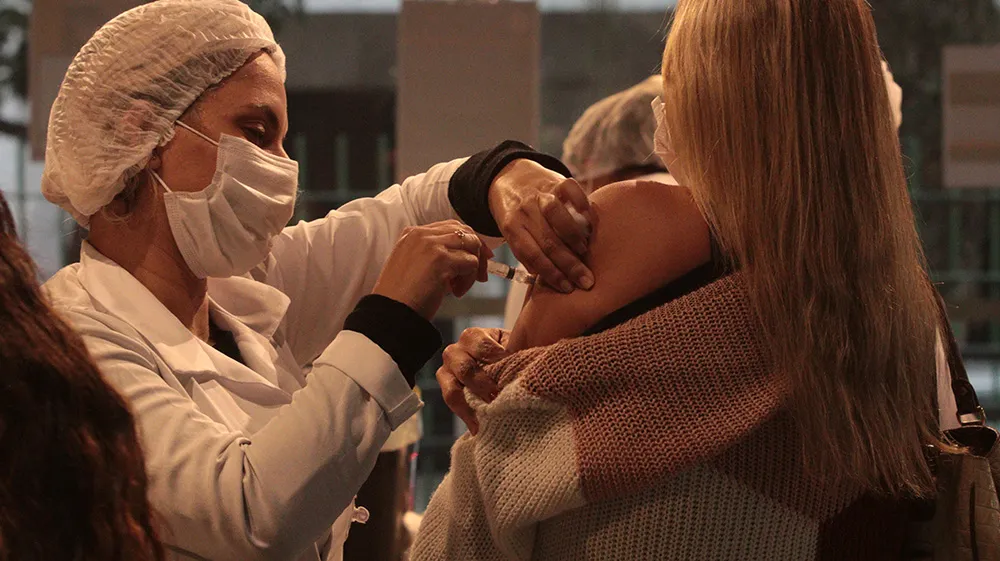 Imagem ilustrativa da imagem Covid-19: vacinação só volta na quarta-feira em Niterói