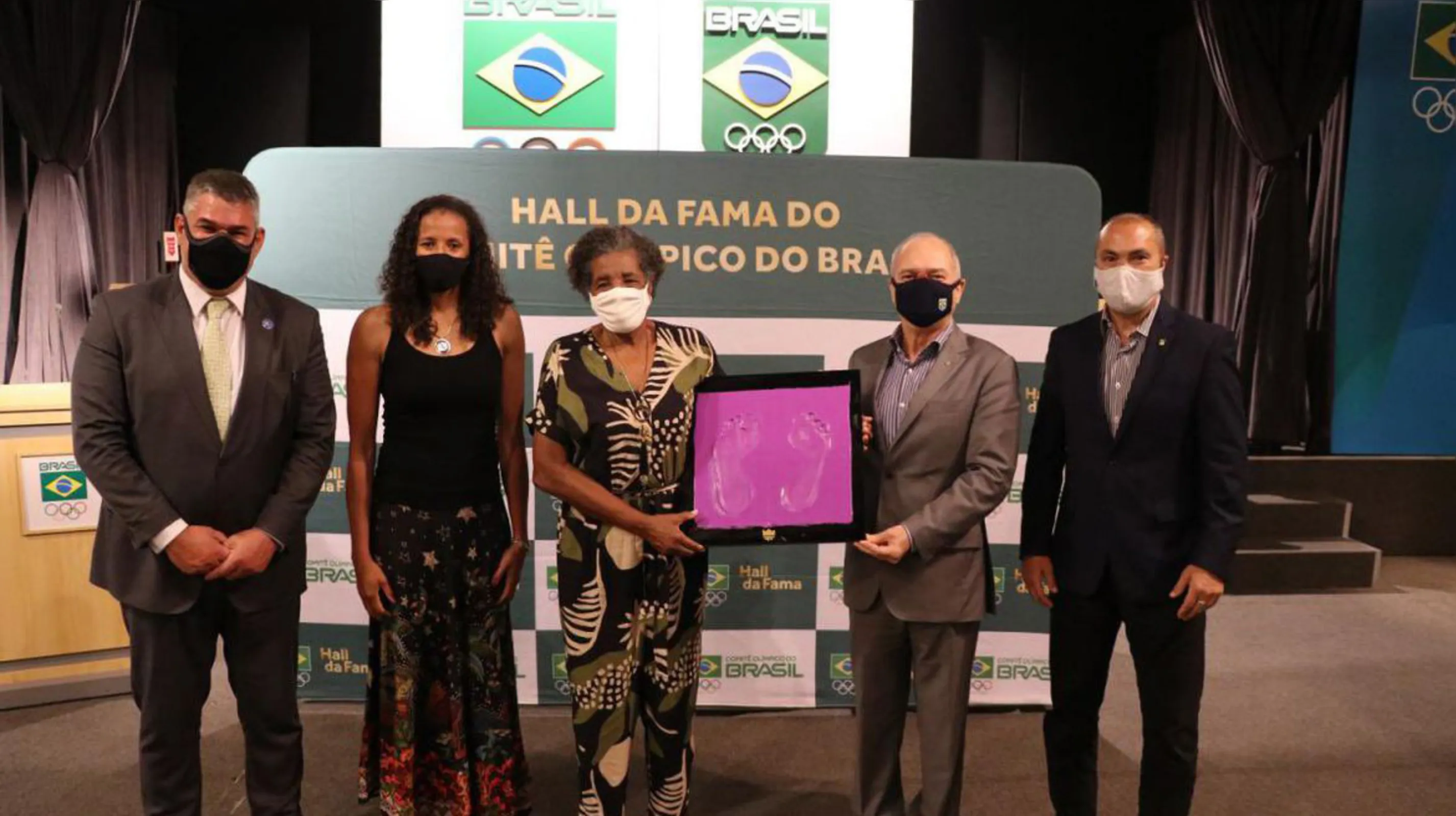 Imagem ilustrativa da imagem Pés para sempre: Aída dos Santos eternizada no Comitê Olímpico Brasileiro