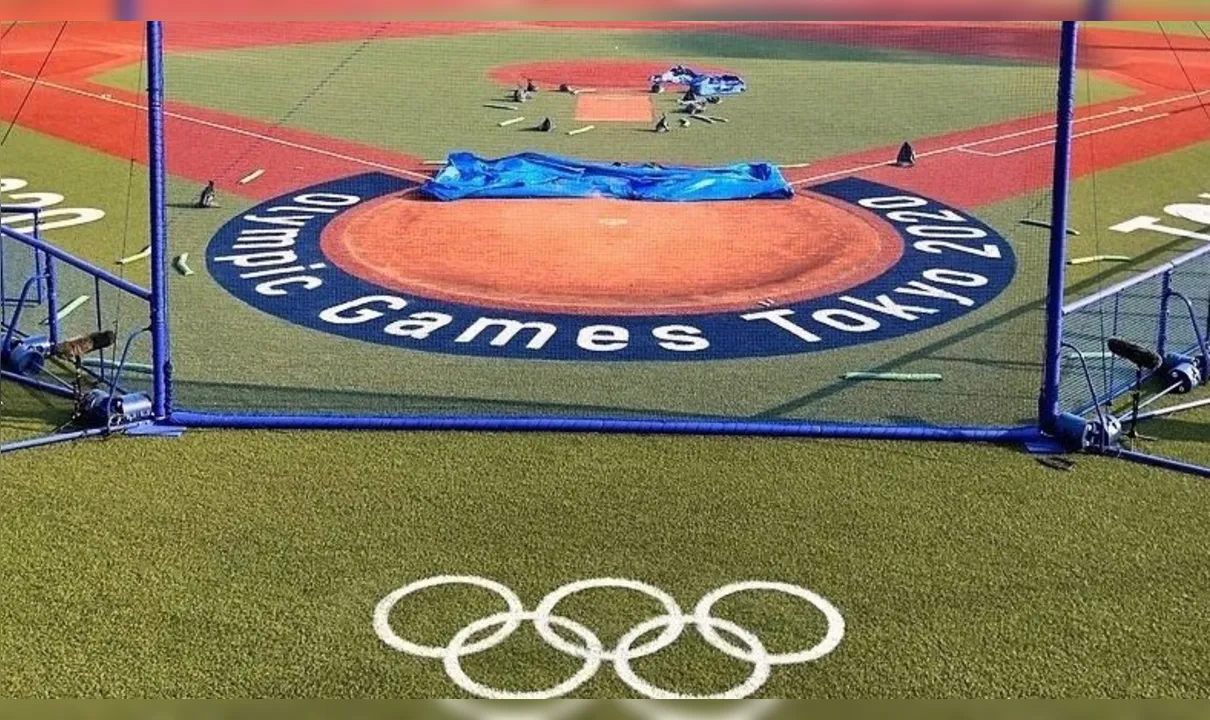 Imagem ilustrativa da imagem Intruso peculiar: urso tenta invadir arena de softbol na abertura dos Jogos