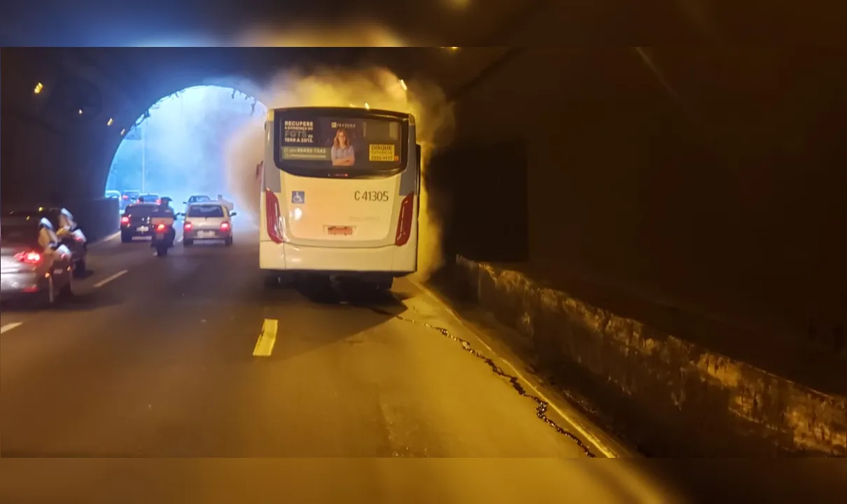 Imagem ilustrativa da imagem Incêndio em ônibus interdita via do Túnel Rebouças no Rio
