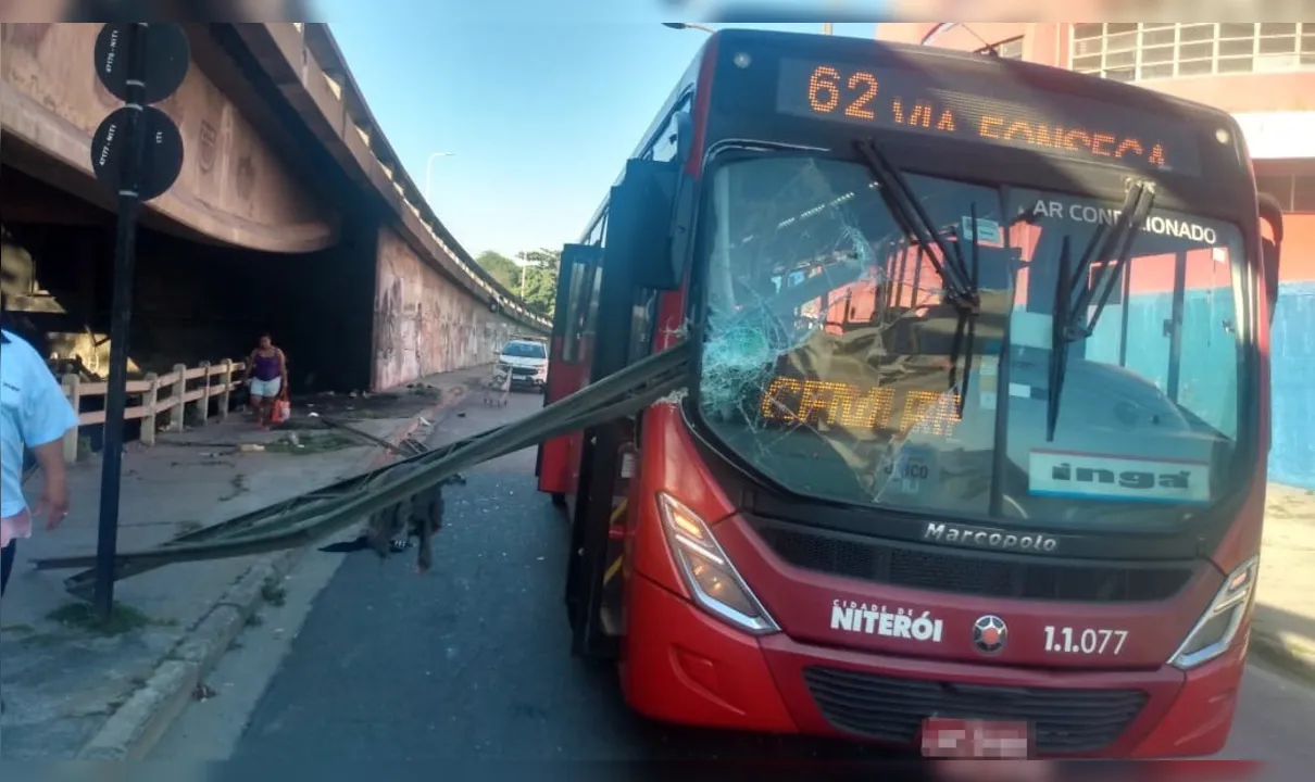 Imagem ilustrativa da imagem Barra de ferro atinge ônibus e deixa motorista ferido em Niterói