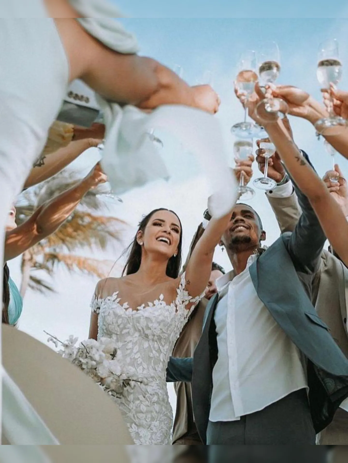 Imagem ilustrativa da imagem Jogador Douglas Costa e modelo Nathália Félix se casam em Punta Cana