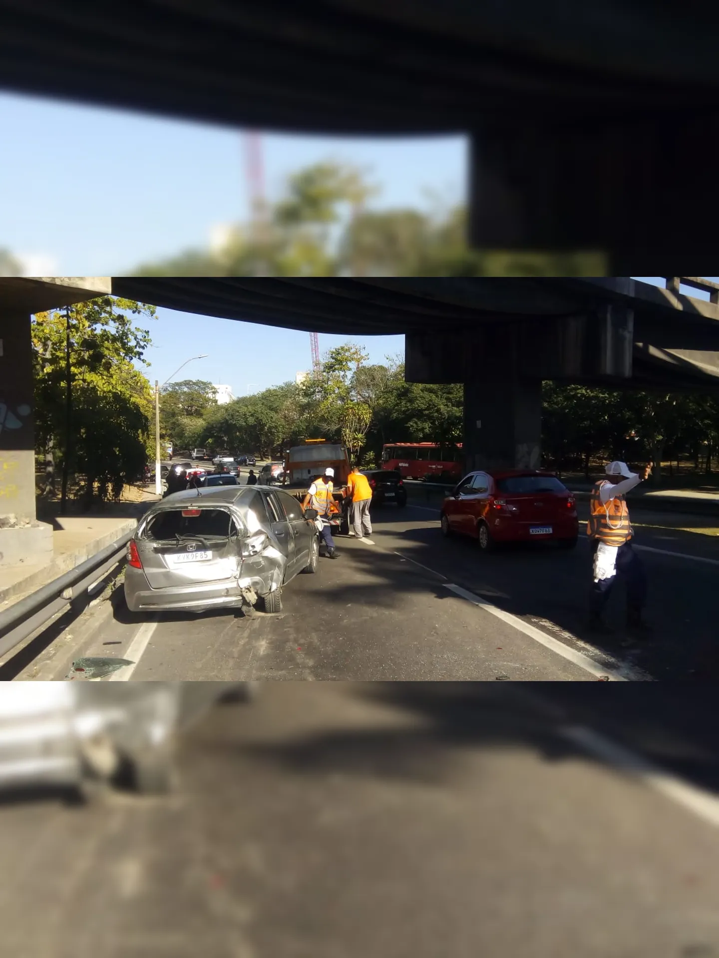 Imagem ilustrativa da imagem Acidente interdita parcialmente via e complica trânsito em Niterói