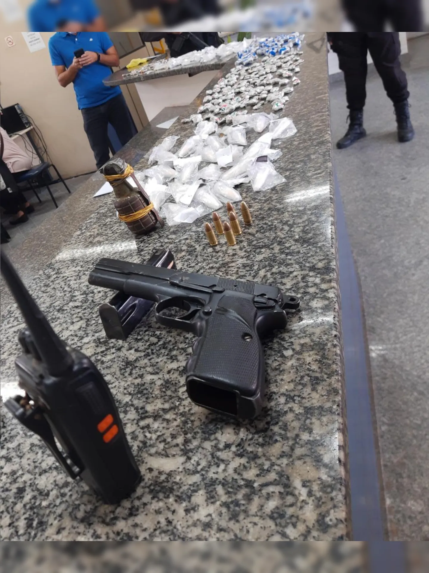Imagem ilustrativa da imagem Preso com granada e pistola em Itaboraí