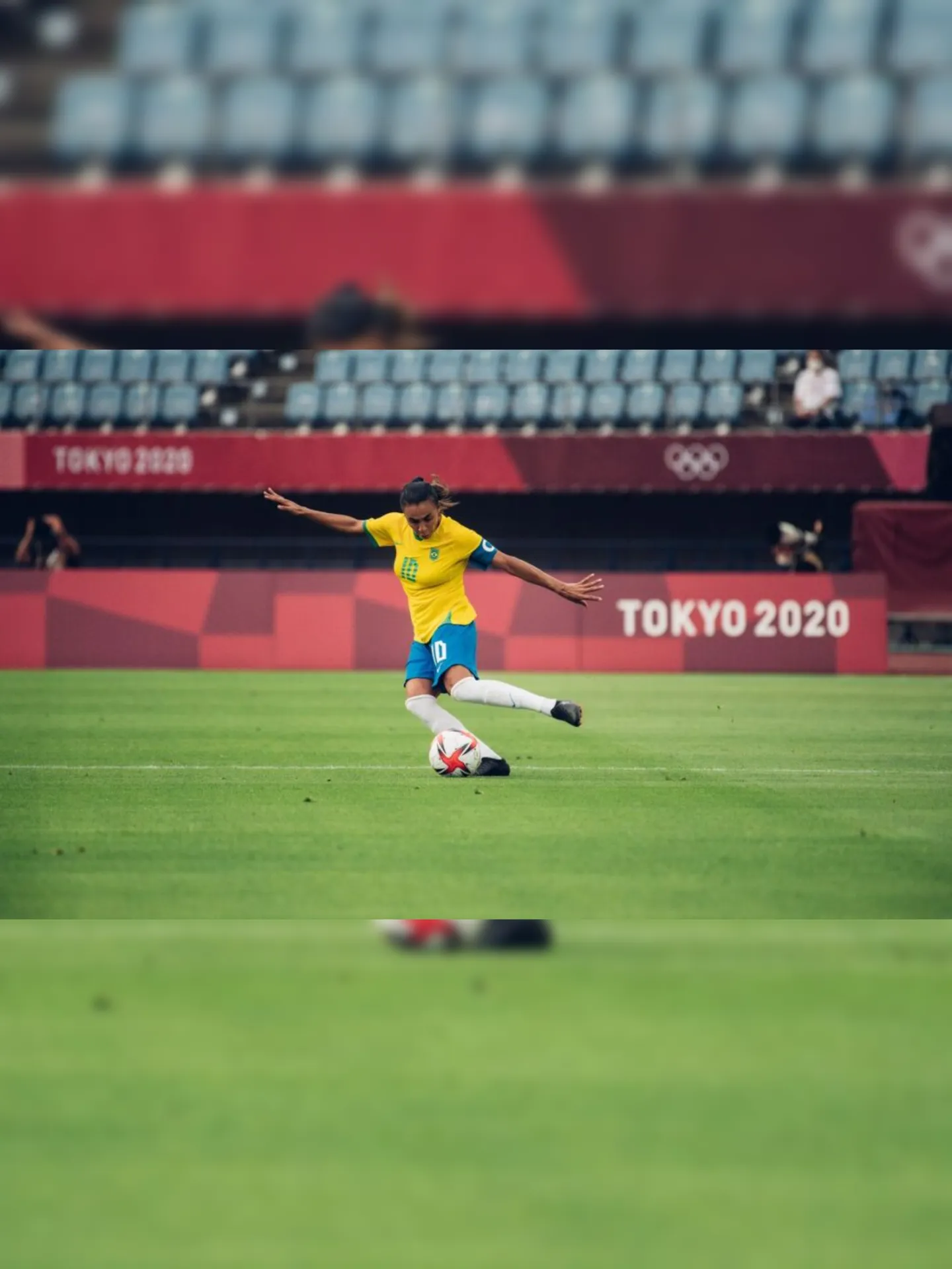 Imagem ilustrativa da imagem Pelé reverencia Marta: 'Constrói um mundo melhor com seus pés'