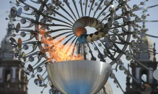 Imagem ilustrativa da imagem Pira olímpica do Rio é acesa em homenagem aos jogos de Tóquio