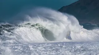 Imagem ilustrativa da imagem Mar de ressaca e temperaturas baixas em Maricá