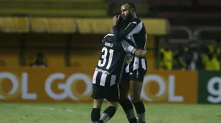 Imagem ilustrativa da imagem Atacante do Botafogo tem lesão ligamentar e pode precisar de cirurgia