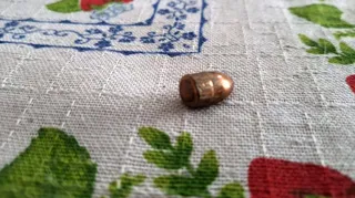 Imagem ilustrativa da imagem Morador acha bala perdida dentro de casa durante faxina em Niterói