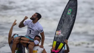 Imagem ilustrativa da imagem Brasil ganha primeiro ouro da história do surfe olímpico; natação leva bronze
