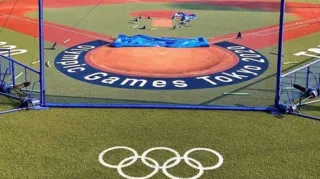 Imagem ilustrativa da imagem Intruso peculiar: urso tenta invadir arena de softbol na abertura dos Jogos