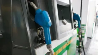 Imagem ilustrativa da imagem Gasolina fica 10 centavos mais barata nas refinarias