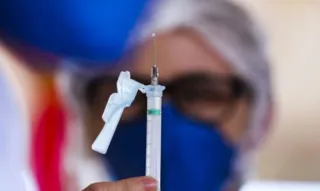 Imagem ilustrativa da imagem Governo Federal avalia aplicar terceira dose da vacina