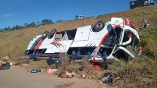 Imagem ilustrativa da imagem Três pessoas morreram e 37 ficaram feridas após queda de ônibus em Rio Claro