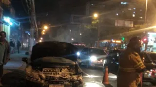 Imagem ilustrativa da imagem Carro pega fogo e assusta na Alameda São Boaventura