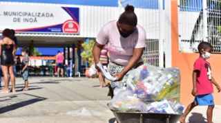Imagem ilustrativa da imagem Maricá entrega cestas básicas e kits de higiene nas escolas municipais