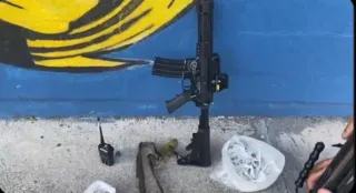 Imagem ilustrativa da imagem Bandido usa fuzil com mira holográfica para atacar PM na Zona Norte do Rio
