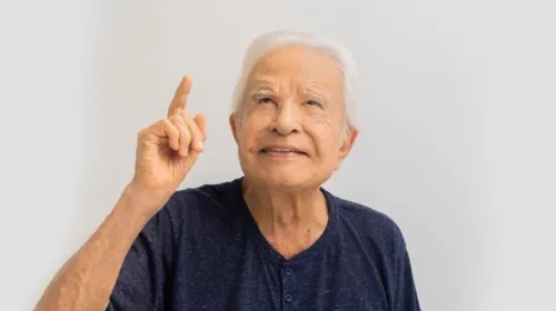 Imagem ilustrativa da imagem Ciúmes? Cid Moreira deserda filho adotivo e esposa do jornalista desabafa