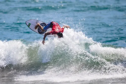 Imagem ilustrativa da imagem Brasileiro Gabriel Medina avança às semifinais de surf em Tóquio