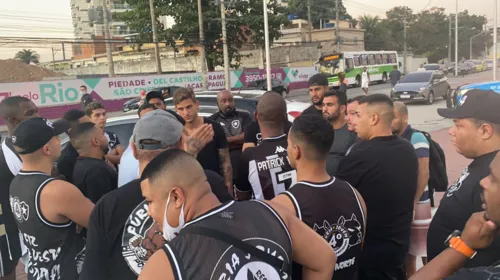 Imagem ilustrativa da imagem Em tarde de protestos, organizadas do Botafogo enquadram jogadores