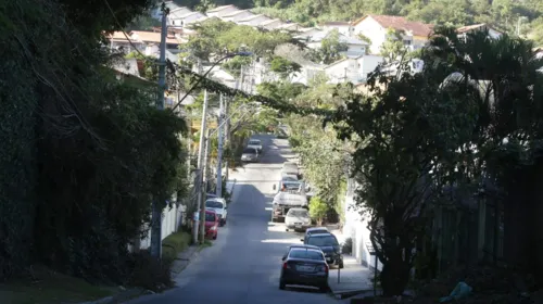 Imagem ilustrativa da imagem Encapuzados e de arma em punho, criminosos roubam veículos em Niterói