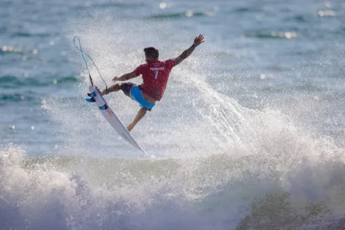 Imagem ilustrativa da imagem Ítalo Ferreira e Gabriel Medina avançam em estreia do surfe nas Olímpiadas